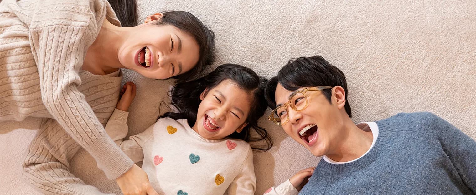 웃고 있는 가족 이미지컷