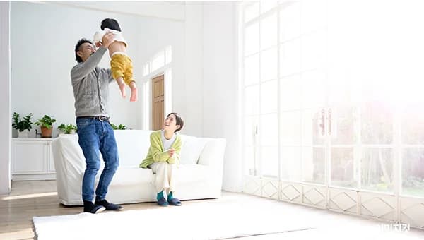 아산테크노밸리 더원 7차 프리미엄 - 밝은 거실에서 쉬는 가족을 표현한 이미지컷