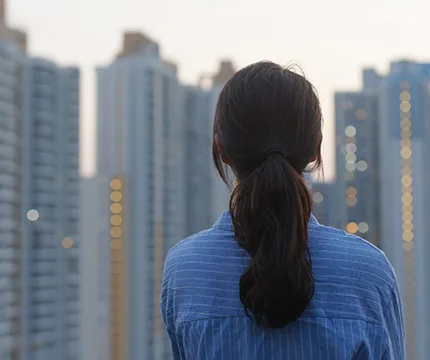 아파트 단지를 바라보는 사람 이미지컷