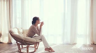 풍무역세권 수자인 그라센트 2차 프리미엄 - 밝은 창가 의자에서 쉬는 실내 이미지컷
