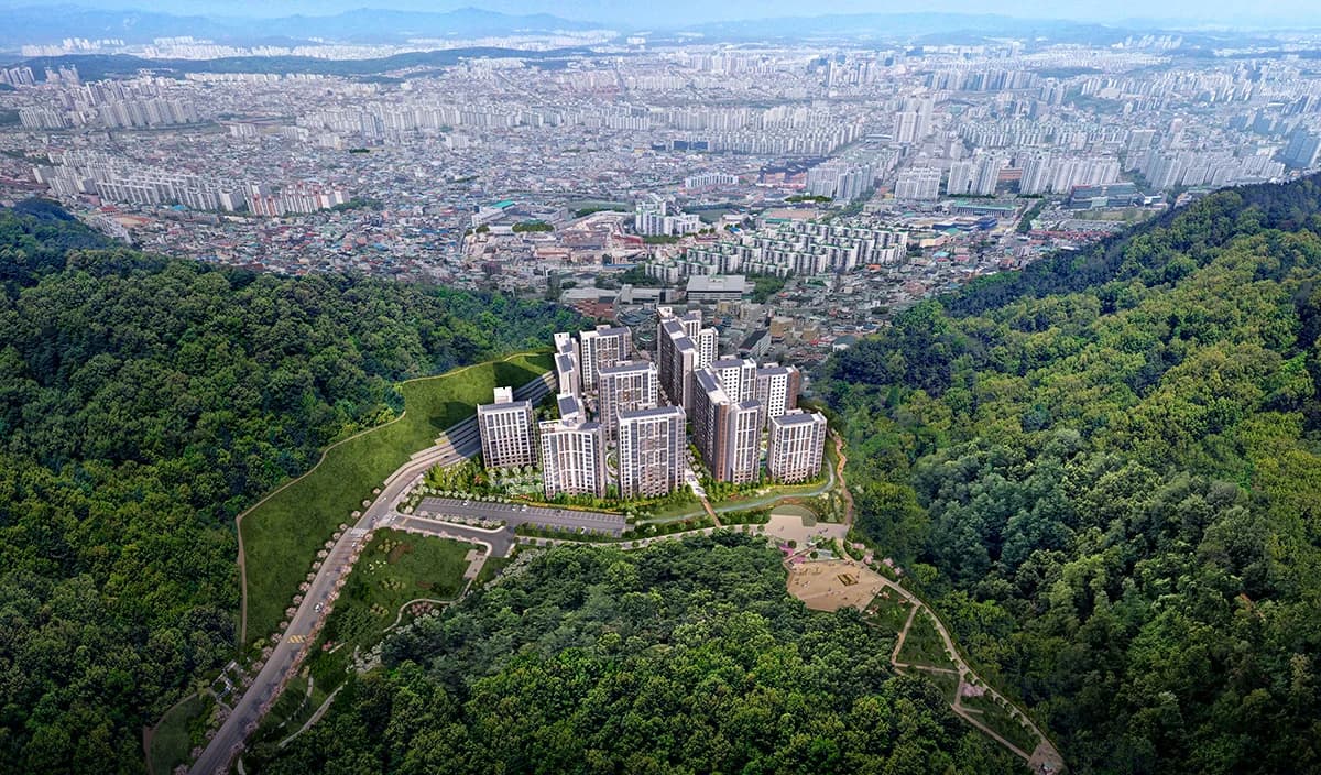 대전 문화공원 수자인 항공 조망 - 보문산 숲에 둘러싸인 단지와 그 너머 대전 도심 전경