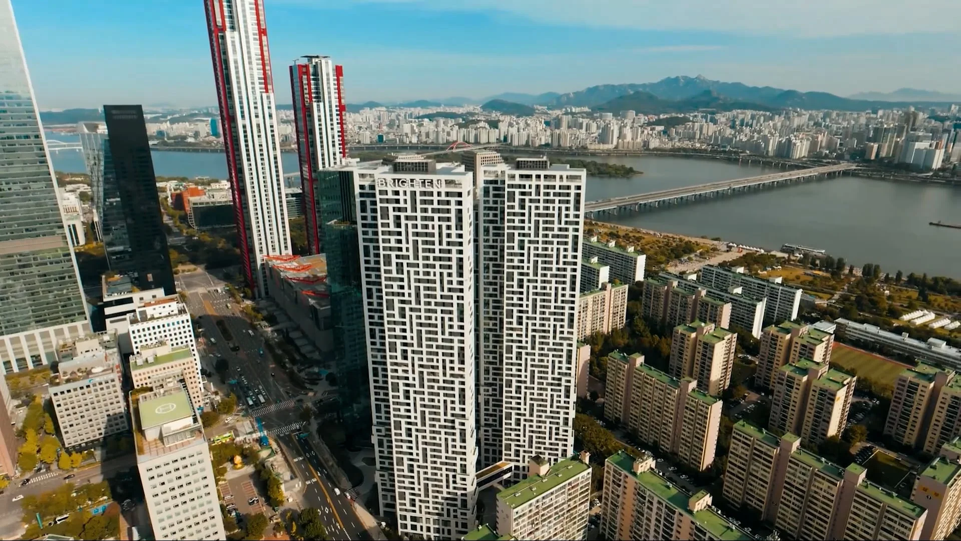 상공에서 본 브라이튼 여의도 아파트 2개동과 한강·마포대교