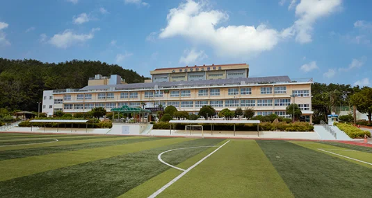 부산 장안지구 우미 린 프리미어 생활권 부산장안고등학교 운동장과 교사