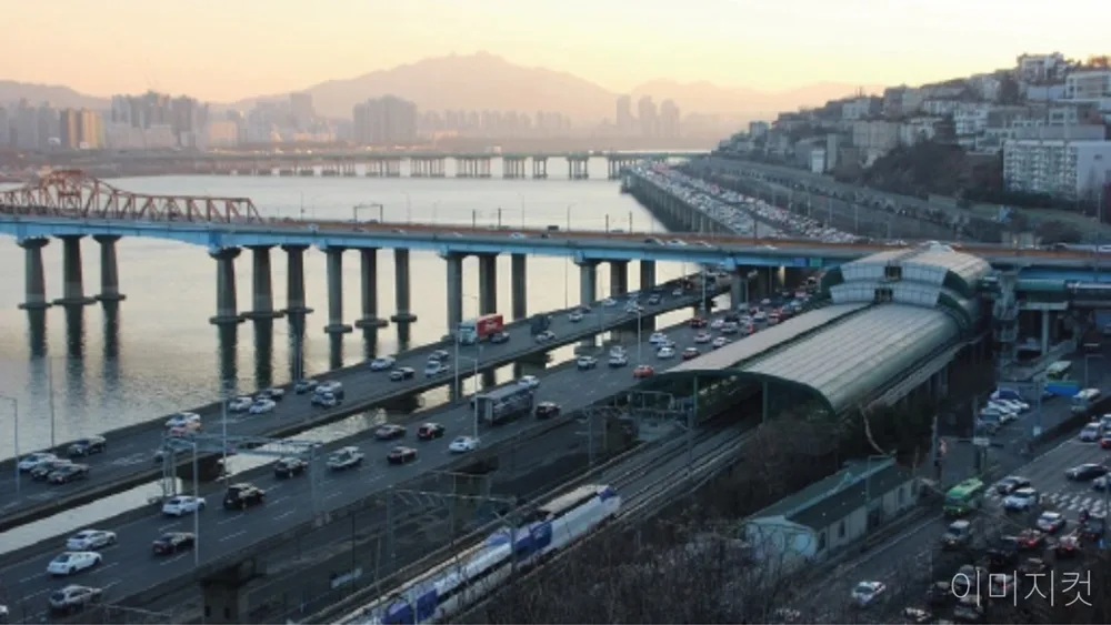 서면 경남아너스빌 엔테로까사 프리미엄 — 강변 철도와 도로가 나란히 달리는 이미지컷