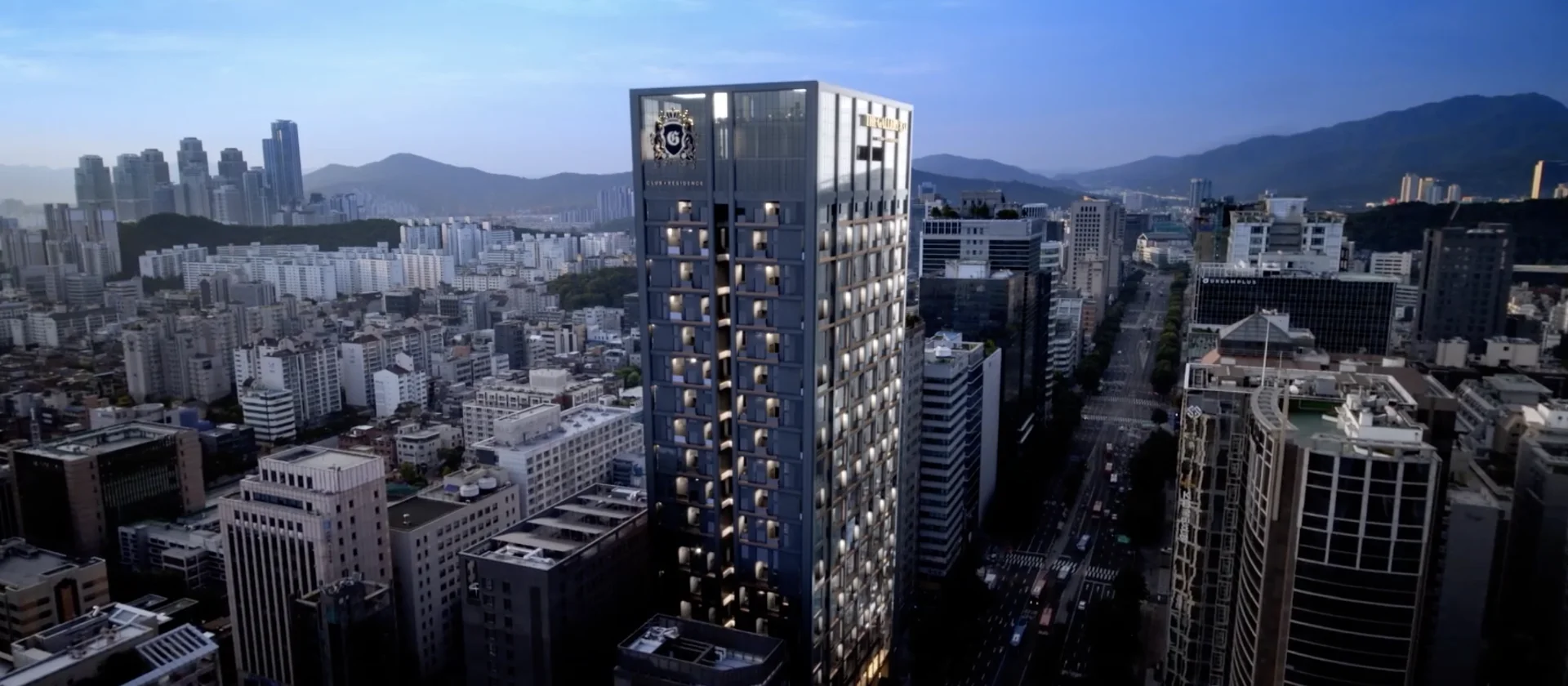 더갤러리832 외관 — 강남대로변에 선 37층 타워와 주변 도심 전경