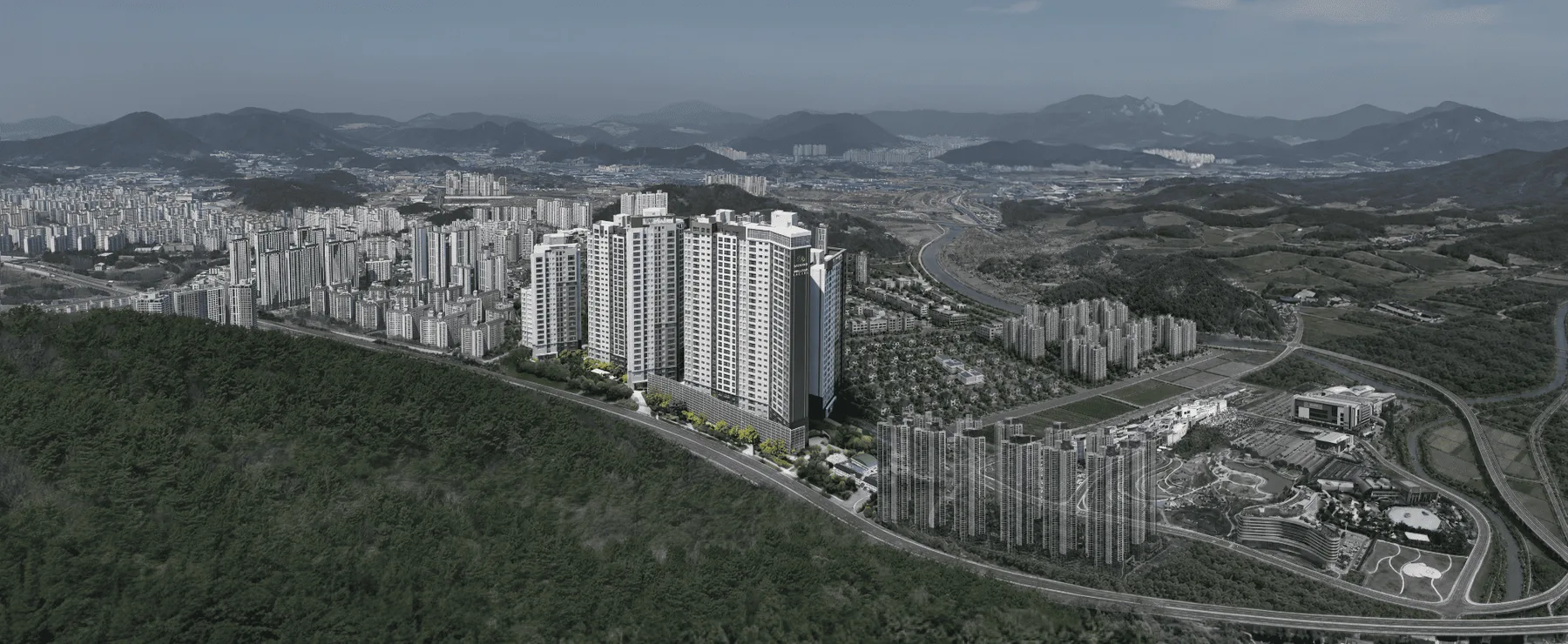 신문 대상 웰라움 라시엘 항공 합성 전경 - 반룡산 자락 대로변에 들어서는 단지와 주변 주거지