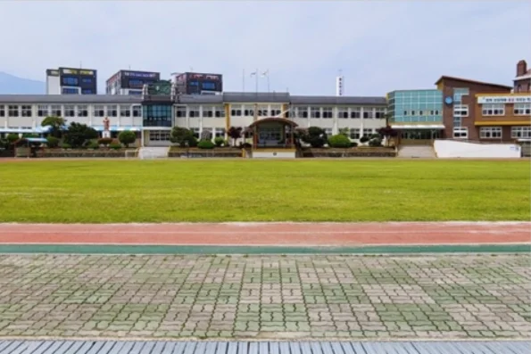 서귀포 휴안1차 프리미엄 — 학교 운동장과 교사 이미지컷