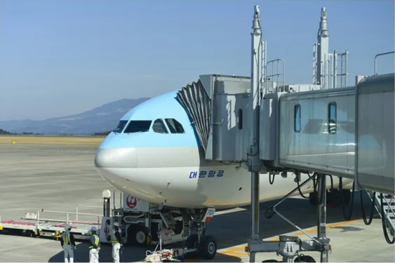 서귀포 휴안1차 프리미엄 — 공항 탑승교에 선 항공기 이미지컷