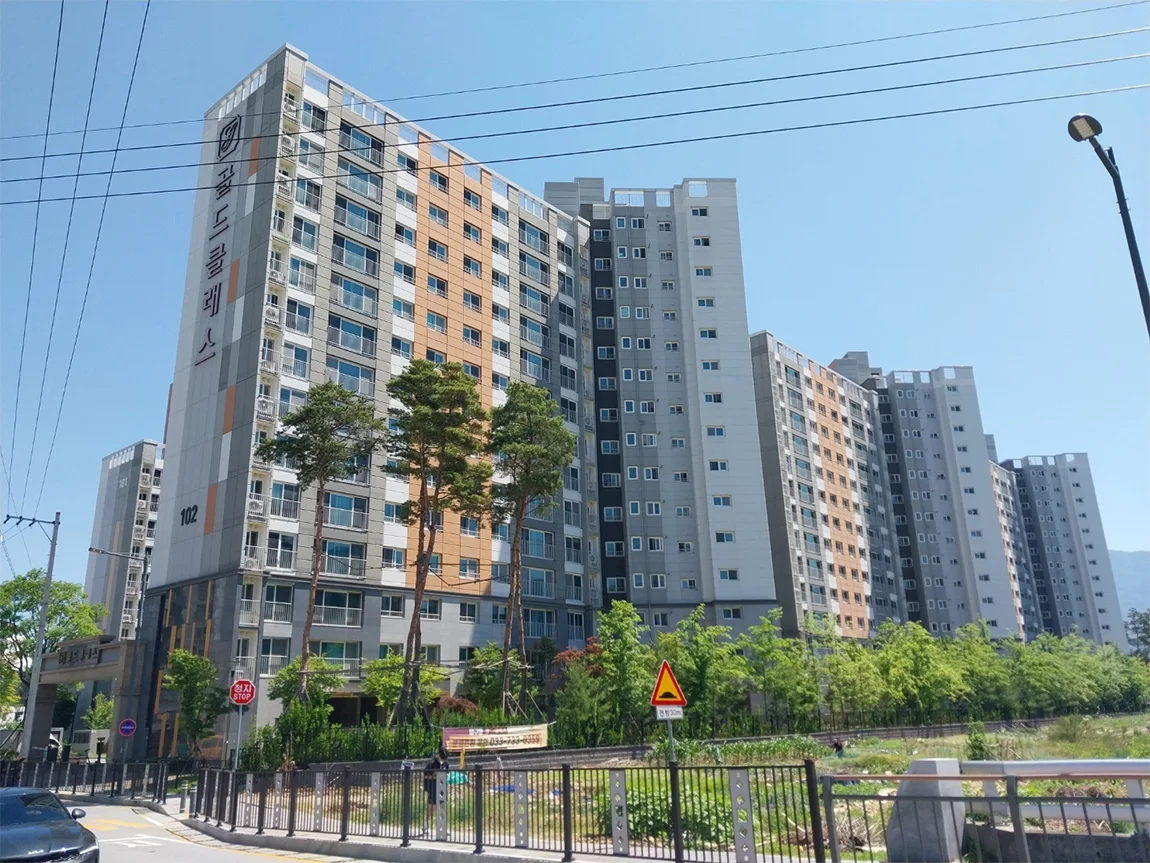원주 행구동 골드클래스 도로변에서 본 102동과 단지 전경 준공 사진