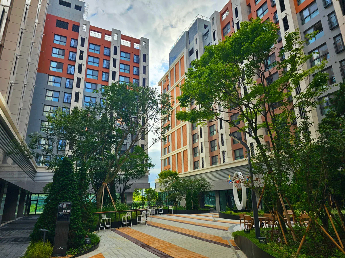 영종 SK VIEW 지상에서 본 중앙정원과 두 동 외벽 사진